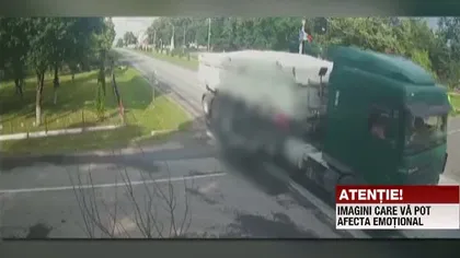 Imagini CUMPLITE! Un motociclist s-a izbit violent de un camion