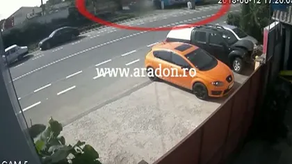 Accident grav filmat la Arad. Un tramvai a lovit o maşină care a intrat pe şine fără să se asigure