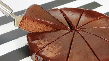 Cea mai simplă reţetă de tort de ciocolată: Ai nevoie de doar cinci ingrediente