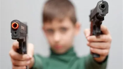 Un băieţel de 4 ani şi-a împuşcat verişoara de doi ani