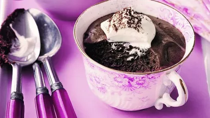 DESERTUL ZILEI: Budincă de ciocolată cu îngheţată de vanilie