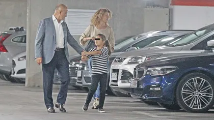 George Copos nu se mai ascunde. A ieşit să spargă bani cu amanta tinerică şi cu fetiţa lor la mall FOTO