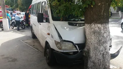 Un microbuz cu călători a intrat într-un copac pe Şoseaua Antiaeriană din Bucureşti: şapte persoane au fost transportate la spital FOTO