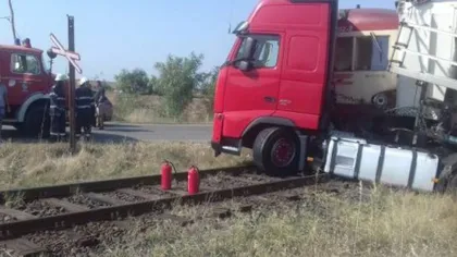 ACCIDENT FEROVIAR. Un tren s-a lovit de un TIR în BĂILEŞTI