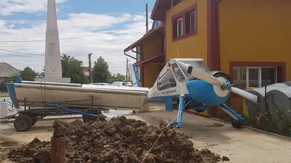 Un primar din Argeş a parcat un avion în faţa primăriei. Edilul anunţă că va urma şi aeroportul