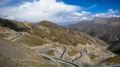 Patru turişti străini, pe biciclete, ucişi în Tadjikistan. După ce au fost loviţi cu maşina au fost înjunghiaţi VIDEO