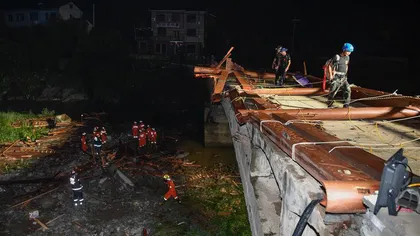 Opt morţi şi trei răniţi după ce un pod s-a prăbuşit în China