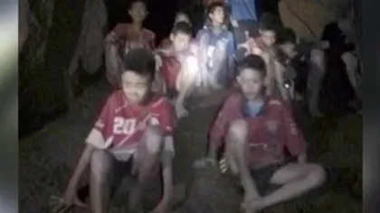 Primii 4 copii au fost scoşi din peştera unde au stat blocaţi două săptămâni în Thailanda. Operaţiunea, reluată peste câteva ore UPDATE