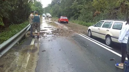 Circulaţie oprită sau îngreunată pe tronsoane de pe şapte drumuri naţionale, din cauza aluviunilor VIDEO