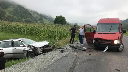 Accident cu cinci răniţi după ce un şofer a adormit la volan şi a lovit o autoutilitară