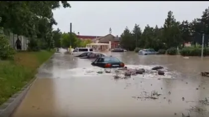 Apă de un metru, maşini luate de puhoaie. Inundaţiile au făcut prăpăd în mai multe zone din ţară