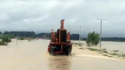 Circulaţie OPRITĂ pe mai multe drumuri naţionale şi judeţene şi pe calea ferată din cauza inundaţiilor