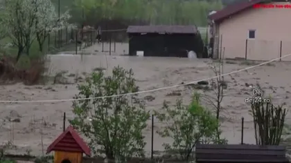 România sub ape: Drumuri blocate, gospodării inundate. Doi bărbaţi morţi în Argeş şi Neamţ, probleme mari şi la Buzău sau Vrancea