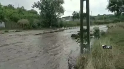 Vremea face din nou ravagii în ţară. Mai multe localităţi au fost inundate, şosele măturate de viituri, drumuri blocate de aluviuni