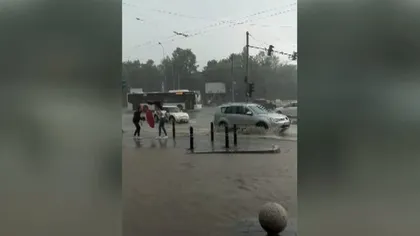 Ploile torenţiale fac probleme în Capitală şi în ţară: străzi inundate, copaci căzuţi şi drumuri naţionale acoperite de apă VIDEO