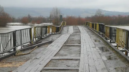 Încă un pod a fost luat de ape, în Braşov. Momentul dezastrului a fost filmat VIDEO