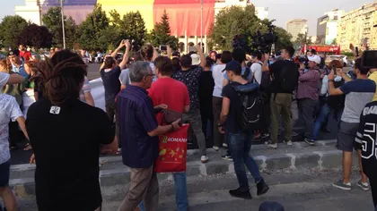 Protest în Piaţa Victoriei. Manifestanţii s-au aşezat pe jos în faţa Muzeului Grigore Antipa, blocând traficul