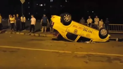 Taxi răstunat noapte trecută în Iaşi. Şoferul şi un client au fost răniţi