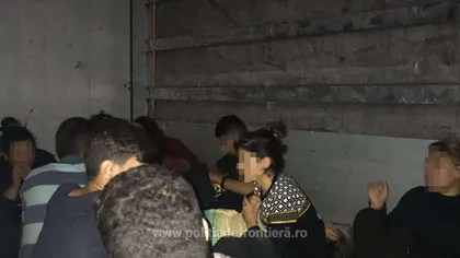 33 de migranţi din Irak au încercat să iasă ilegal din ţară pe la Nădlac, ascunşi într-un TIR cu marfă