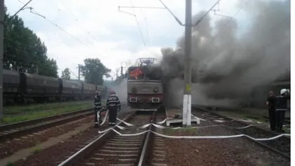 Locomotiva unui tren care tracta 27 de vagoane cu combustibil a luat foc în mers. Incendiul a fost stins după o oră