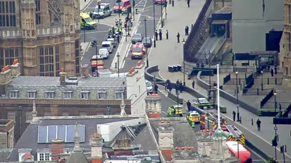 O maşină a intrat în Parlamentul britanic. Mai mulţi răniţi, şoferul reţinut. Poliţia suspectează atac terorist