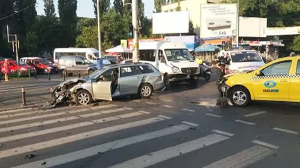 Val de accidente în Bucureşti. Un taxi s-a ciocnit cu un microbuz de călători şi un alt autoturism în zona Morarilor