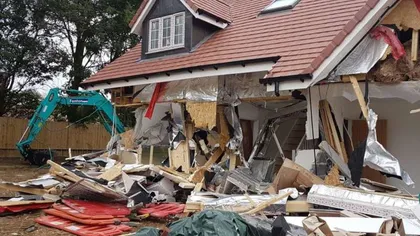 Muncitor român din Marea Britanie, acuzat că a distrus proprietăţi în valoare de 4 milioane de lire cu un excavator