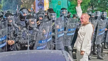 Jandarmul în alb: Ordinul de evacuare a pieţei s-a primit în momentul în care au început violenţele asupra forţelor de ordine