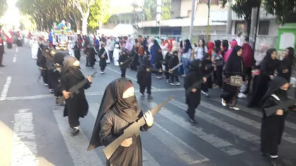 Copii de grădiniţă purtând veşminte ca ale Statului Islamic şi puşti, la paradă de Ziua Independenţei