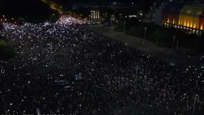 Protest paşnic în Piaţa Victoriei: Zeci de mii de persoane au scandat 