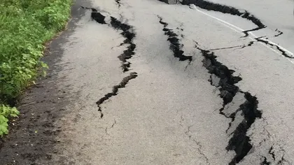 Drum naţional din Argeş RUPT după o alunecare de teren. Asfaltul s-a crăpat ca după cutremur
