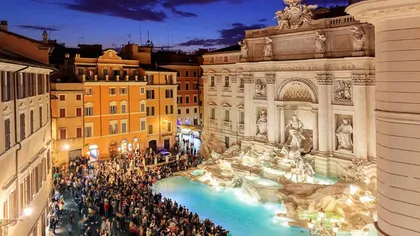 Fontana di Trevi este sufocată de numărul mare de turişti