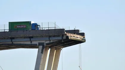 Un şofer s-a oprit la câţiva metri de moarte, pe podul prăbuşit din Italia. 