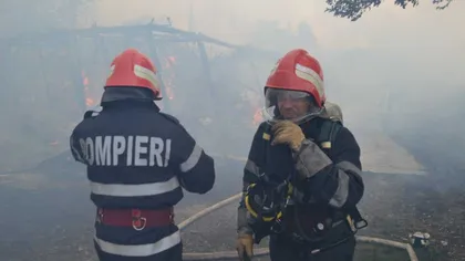 Incendiu puternic în localitatea Negrileşti, Vrancea. Ard patru case, zeci de pompieri intervin pentru stingerea focului