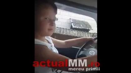 Copil de 12 ani, filmat în timp ce conducea maşina. Poliţia face anchetă