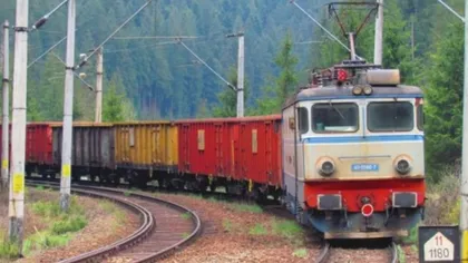 Specialiştii de la Apele Române intervin pentru îndepărtarea combustibilului scurs din trenul căzut de pe un viaduct