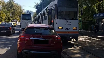 Circulaţia mai multor tramvaie din Capitală, blocată de maşini parcate neregulamentar