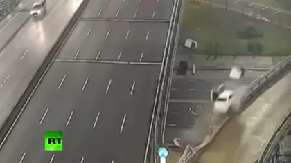 Maşina zburătoare: Un tânăr sare cu maşina de pe un pasaj rutier VIDEO