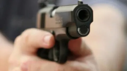 Tânărul care ar fi ameninţat zilele trecute un bărbat cu pistolul la metrou, reţinut