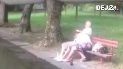 S-au răcorit cu o partidă de amor în parc. Imagini XXX filmate lângă un loc de joacă pentru copii VIDEO