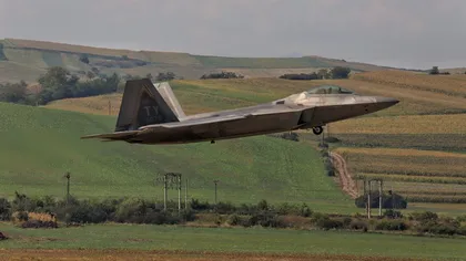 Două avioane F-22 Raptor, în premieră la un exerciţiu comun în România