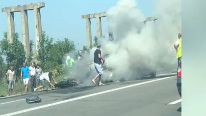 Motocicletă şi maşină în flăcări după un accident lângă Craiova. Un bărbat a murit, alte două persoane sunt rănite