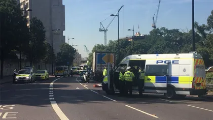 Poliţie şi ambulanţe, de urgenţă la Buckingham: Un bărbat a fost ucis în faţa palatului reginei
