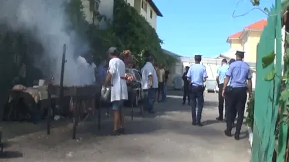 REVOLTĂTOR: Petrecere ţigănească cu mici în curtea şcolii VIDEO