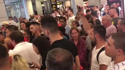 O sută de români sunt blocaţi pe aeroport în Cipru. 