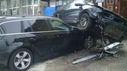 Un şofer băut şi fără permis a lovit două maşini în parcare încercând să fugă de poliţişti