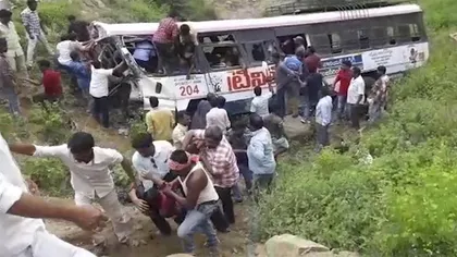 Autobuz prăbuşit în prăpastie. Sunt 55 de morţi şi 20 de răniţi