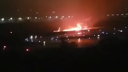 ACCIDENT AVIATIC în Rusia: Un Boeing 737 cu 172 de persoane la bord a ratat aterizarea şi a luat foc