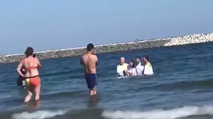 Tânără botezată de preoţi în apele Mării Negre