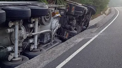 Accident mortal în Maramureş. Un şofer a adormit la volan şi s-a răsturnat cu cisterna în şanţ